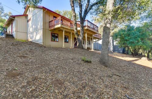 Groveland House | Game Room + Bar: Wooded Pine Mountain Lake Retreat