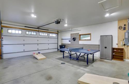 Lake Park House | Game Room + Views: Family Retreat on Silver Lake