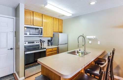Harbor Village Condo | Garden City Condo w/Pool Access by Bear Lake!