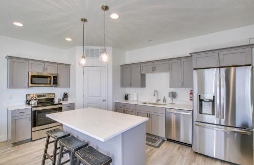 Garden City House | Garden City Townhome w/Fireplace Near Bear Lake!