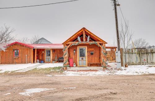 Adams County House | Glenvil Cabin w/Gas Grill: Steps to Dock & Pond!