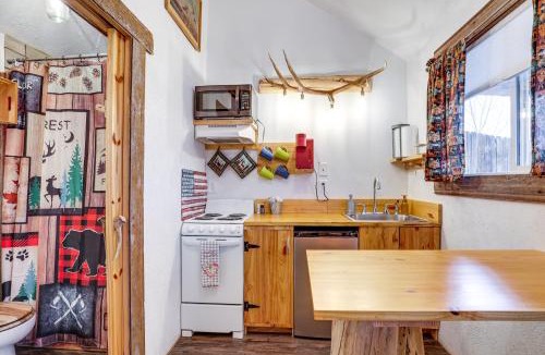 Adams County House | Glenvil Cabin w/Gas Grill: Steps to Dock & Pond!