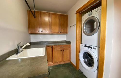 Bozeman House | Golden Eagle Getaway w/Hot Tub!