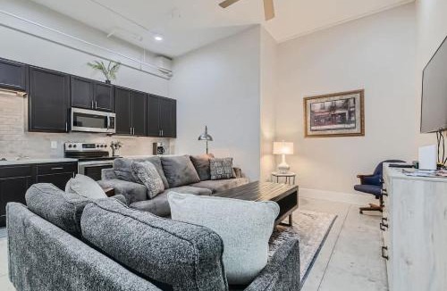 Golden House | Golden Getaway - Spacious 2BR - Walk to Trails