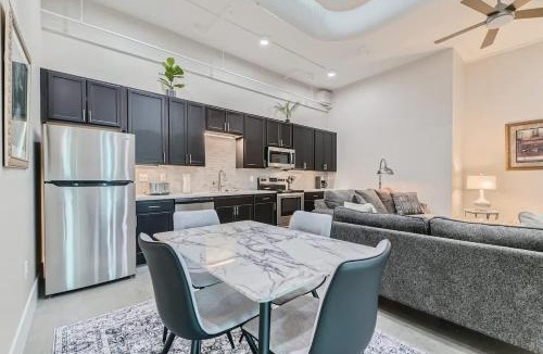 Golden House | Golden Getaway - Spacious 2BR - Walk to Trails