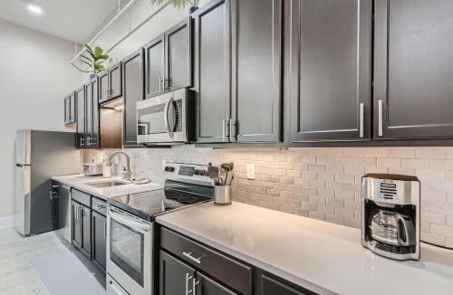 Golden House | Golden Getaway - Spacious 2BR - Walk to Trails