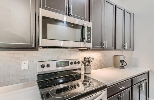 Golden House | Golden Getaway - Spacious 2BR - Walk to Trails