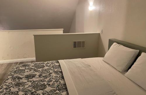 Paradise House | Golden Vegas Condo next to Airport & University