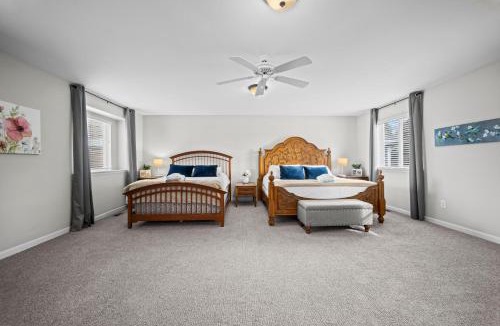Golden House | Golden View Townhouse - Walk to Downtown!