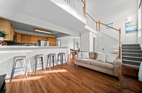 Golden House | Golden View Townhouse - Walk to Downtown!