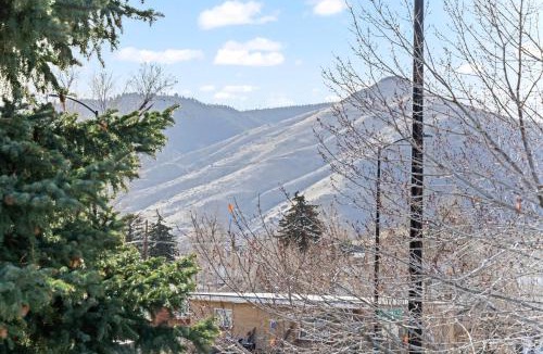 Golden House | Golden View Townhouse - Walk to Downtown!
