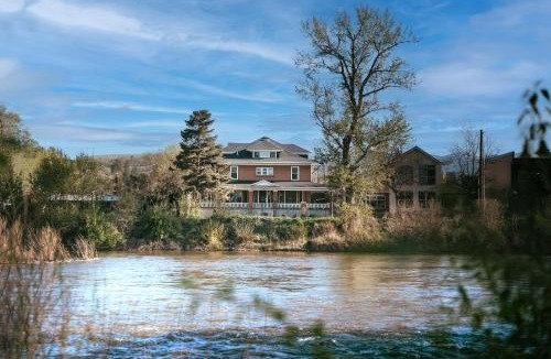 Heart of Missoula Hotel | Goldsmith's Riverfront Inn