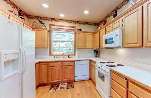 Welches House | Golf-course-front home with hot tub & pool - easy ski & golf access