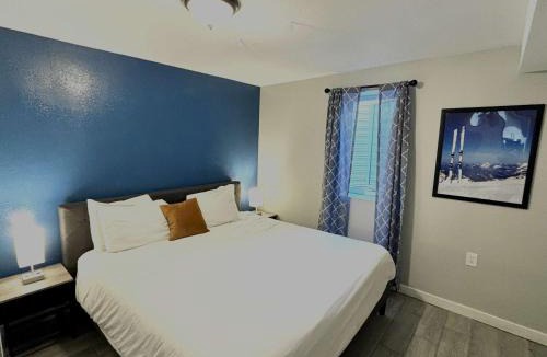 Twin Lakes House | Gorgeous 2-King-Bed Lower Unit in Denver