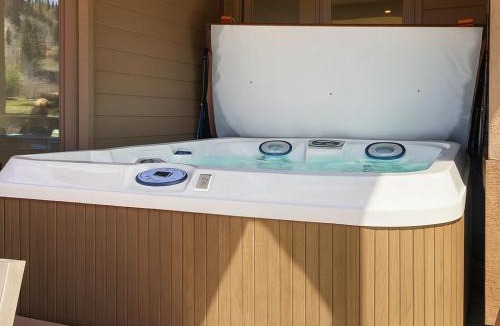 Deer Valley Apartment | Gorgeous DV Slopeside Condo with Hot Tub and AC 11B