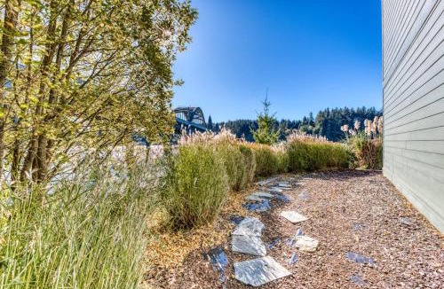 Florence House | Gorgeous riverfront rental with excellent views & large private deck