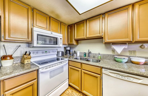 Brian Head Condo | Gorgeous ski getaway next to the Navajo slopes with kitchen, grill & fireplace