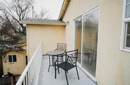 Chico House | Gorgeous Upstairs Studio with Patio and Laundry