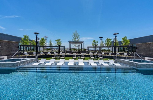Downtown Salt Lake City Apartment | Grand 1BR Views Pool Gym HTub