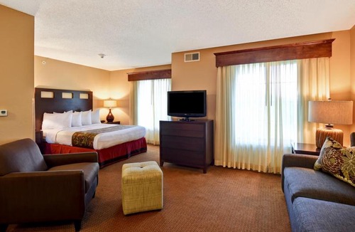 Historic Downtown La Crosse Hotel | GrandStay Hotel & Suites La Crosse