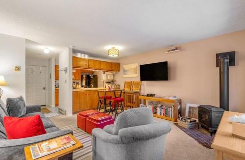 Peak 8 Apartment | Grandview Condo