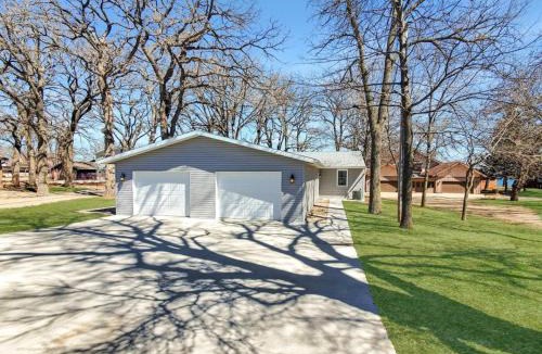 Orleans House | Grassy Knoll Retreat on the Big Spirit Lake