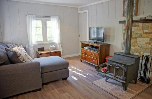 Grand Lake House | Great Deck with Gas Grill, Outdoor Firepit, 2 Blocks From Main Street
