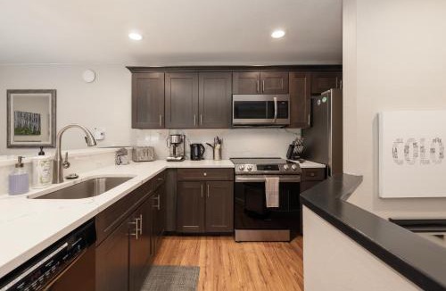 Winter Park Apartment | Great Location! Downtown WP with Hot Tub! Sleeps 6!