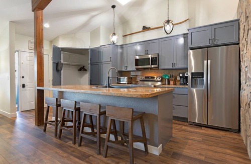 Avon Condo | Great Location for Vail & Beaver Creek | 3BR, Chic Decor, Plan a Summer Getaway with Friends