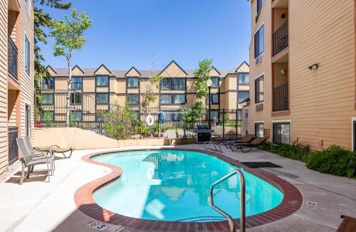 North Park City Resort | Great Location, Sleeps 4, 5 min drive to Ski & Bike Access, Shared Pool!