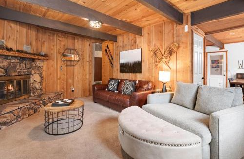 Sugarloaf House | Green Leaf Lodge - Classic mountain Gambrel cabin with Hot Tub!