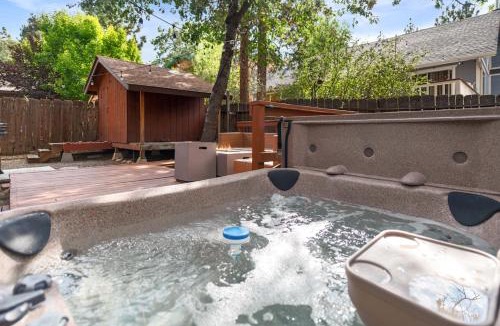Sugarloaf House | Green Leaf Lodge - Classic mountain Gambrel cabin with Hot Tub!