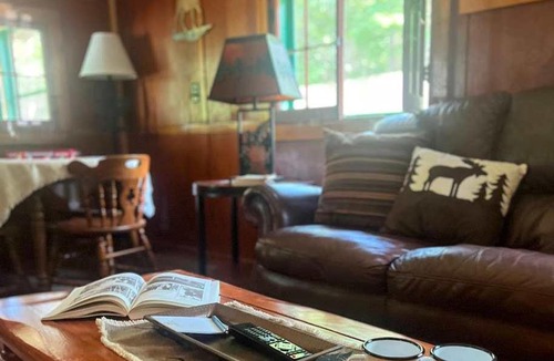 Woodruff House | Gresham Shores - Smiling Moose - PET FRIENDLY