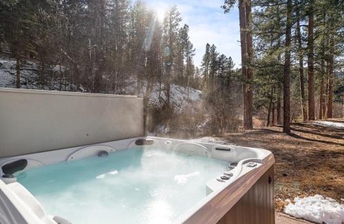 Keystone House | Grizzly Bear Creek- Mt Rushmore Views- Hot tub