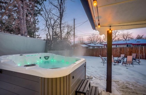 Westminster House | Groovy Getaway 4 KING Beds Hot Tub