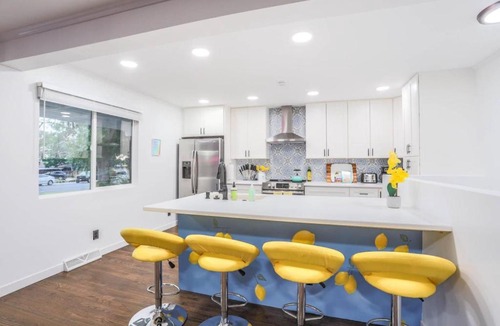 Westminster House | Groovy Getaway 4 KING Beds Hot Tub