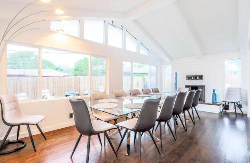 Westminster House | Groovy Getaway With 4 KING Beds And A Hot Tub