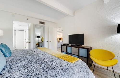 Inner Circle Condo | Ground-Floor Modern Condo W/Free WiFi, Shared Pool, Private Patio & More!