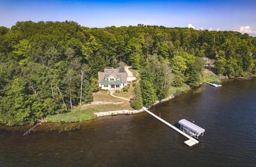 Free Soil House | Group Getaway on Hamlin Lake: Fire Pit & Dock!