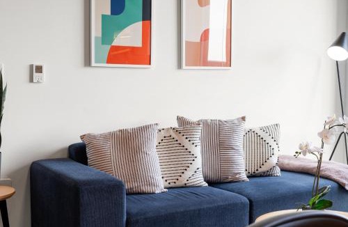 River North Hotel | Group-Ready 3BR Sleek Design & Great Location