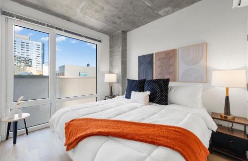 River North Hotel | Group-Ready 3BR Sleek Design & Great Location