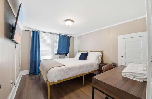 Downtown House | Group-Ready 6BR Gem in Central Lafayette