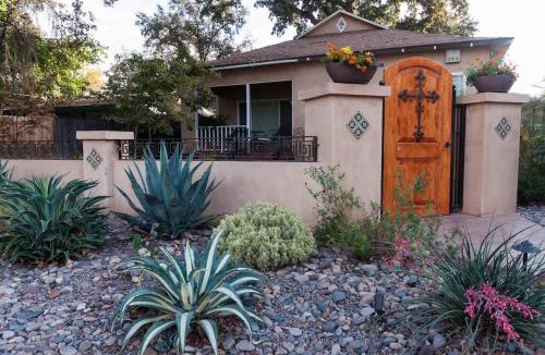 Visalia House | Group Retreat with Hot Tub & Studio