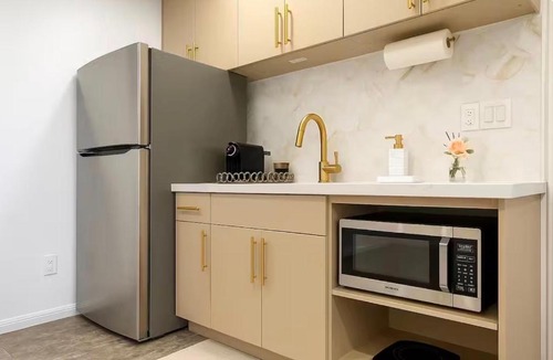 Enterprise House | Guest House Near the Strip and Airport