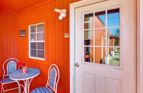 Summerfield House | Gym Access On-Site: Cabin w/Deck in Red Oak!