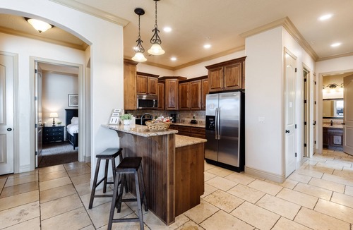 St. George Condo | H4 Coral Springs Resort | sleeps 8 guests, 3bd and 2 bathrooms with an outdoor fireplace