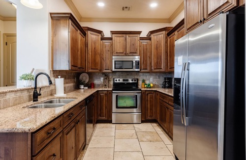 St. George Condo | H4 Coral Springs Resort | sleeps 8 guests, 3bd and 2 bathrooms with an outdoor fireplace