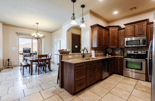 St. George Condo | H4 Coral Springs Resort | sleeps 8 guests, 3bd and 2 bathrooms with an outdoor fireplace