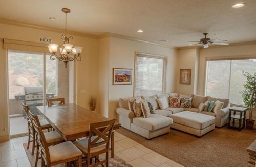 St. George Apartment | H7-Heavenly-Ground Floor 3-bedroom Hillside View