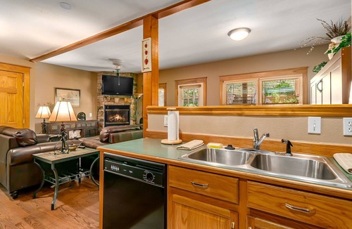 Estes Park Condo | Hallett Peak 101 - 2 Br Condo with Fireplace - Lake/Mountain Views!